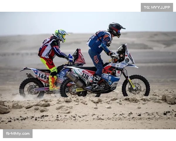 达喀尔拉力赛收车台,中国车手韩魏与领航拥抱庆祝完赛